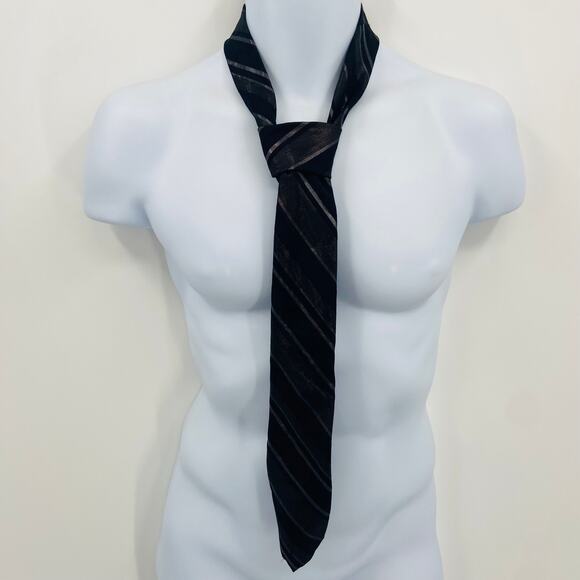 Chic Wearhouse Black and Gray Necktie - 64 Inch - Picture 1 of 3
